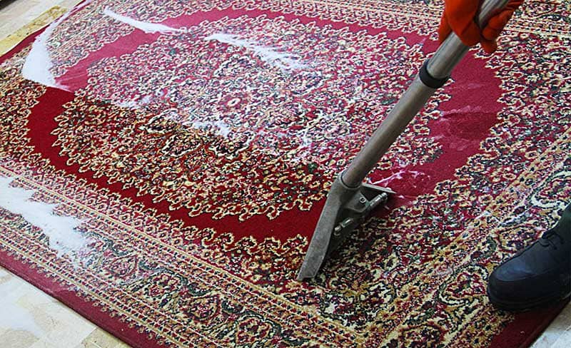 Risciacquo del tappeto dopo il lavaggio